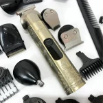 ست ماشین اصلاح موی صورت و بدن وی جی آر مدل V-110 با تیغه استیل ضد زنگ، قابلیت اصلاح صفر، 10 عدد شانه متنوع، نمایشگر باتری، شارژ سریع، ضد آب و استفاده 180 دقیقه پس از شارژ - Image 4