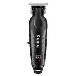 ماشین اصلاح موی سر و صورت کیمی مدل KM-2293 با تیغه کربن استیل خودتیز شونده، موتور 6000 دور در دقیقه، طراحی ارگونومیک، شانه قابل تنظیم 1 تا 3 میلی‌متر و باتری 1200 میلی‌آمپر ساعت با شارژ و عملکرد 180 دقیقه‌ای